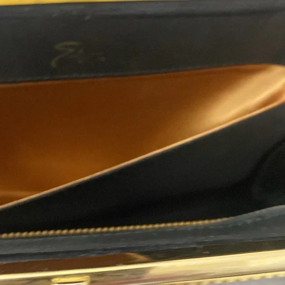 Etra Vintage 1950’s classic Patent Leather Clutch Purse with Gold Hardware - Picture 11 of 14